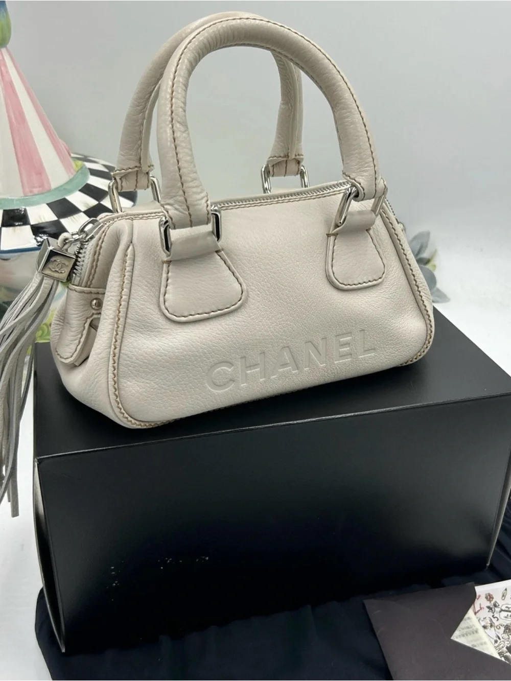 Women Chanel, LAX Cream pebbled grain leather bowler bag series 8 made in Italy